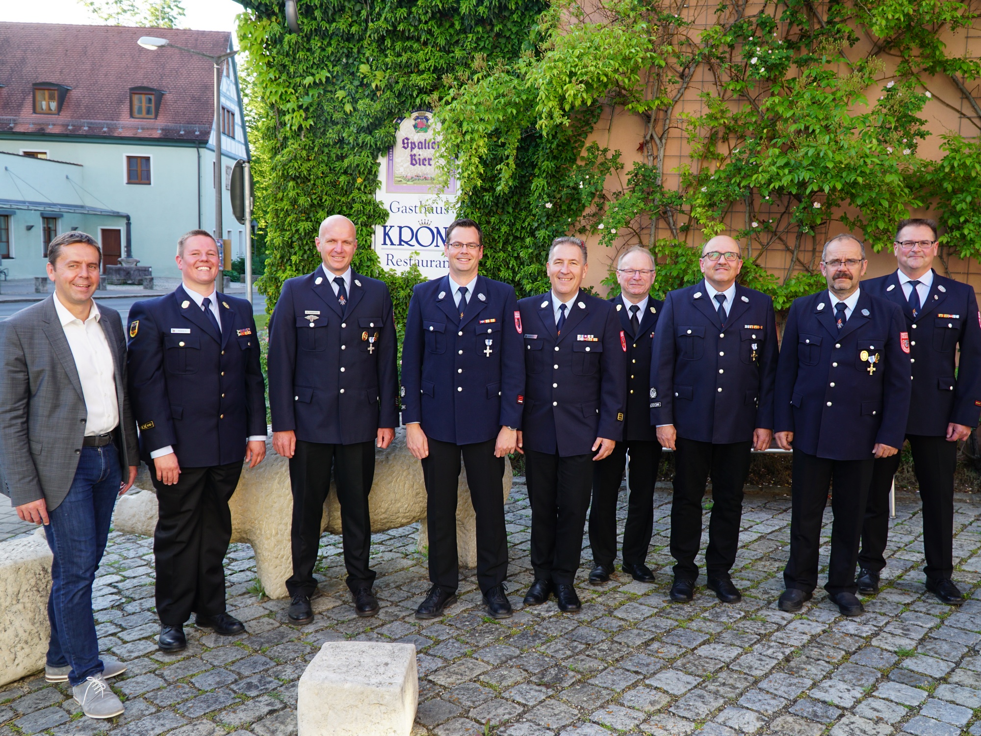 Bürgermeister Ben Schwarz mit der Vereinsführung, den Führungskräften der Feuerwehr und den für aktiven Dienst geehrten Mitgliedern